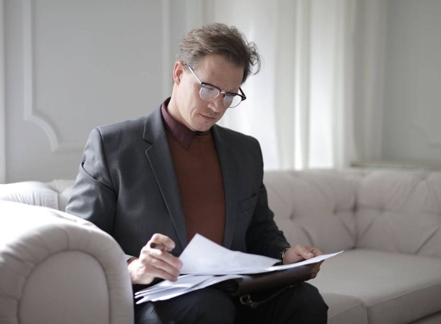 Man som granskar resultatet från en vendor due diligence